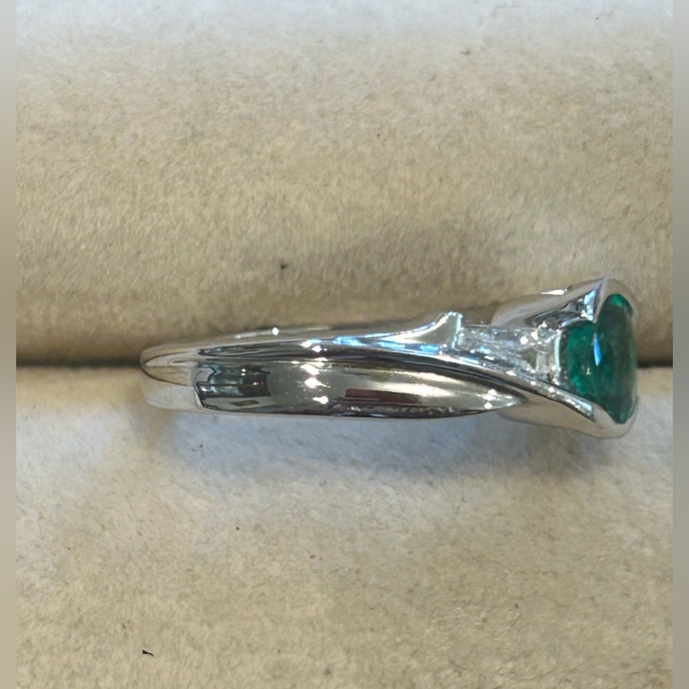 14KT White Gold Natural Diamonds and Natural Emerald Cocktail Ring - Picture 8 of 11